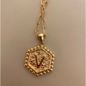V gold necklace good condition